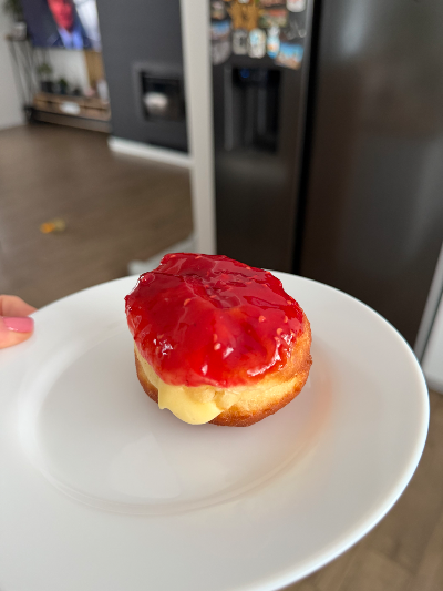 Pączki z nadzieniem budyniowym i polewą malinową