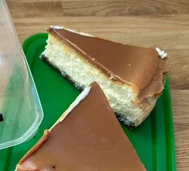 SERNIK Z BIAŁĄ CZEKOLADĄ I SOLONYM KARMELEM